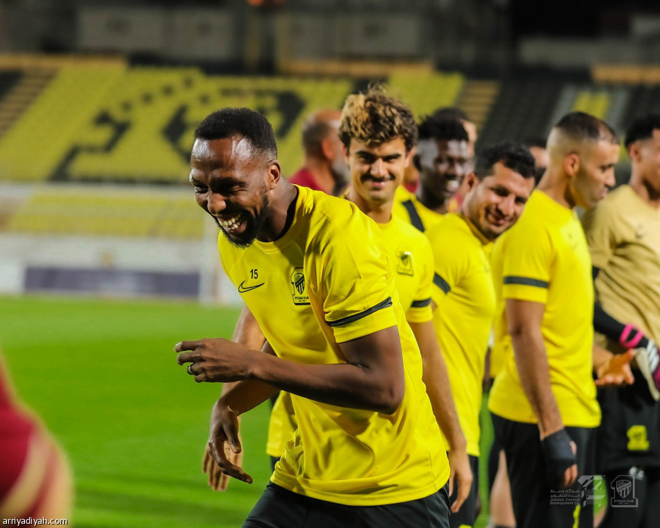 قبل الكلاسيكو.. بنزيما يشارك في التدريبات