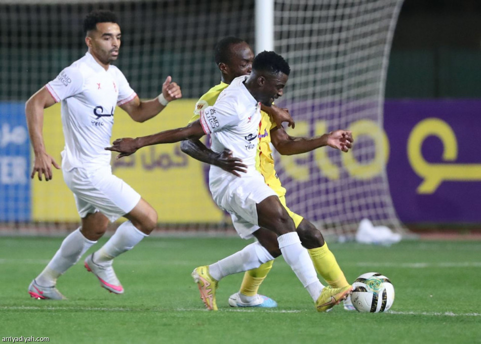 القادسية يفرمل الحزم.. ويقدم هدية إلى الأهلي