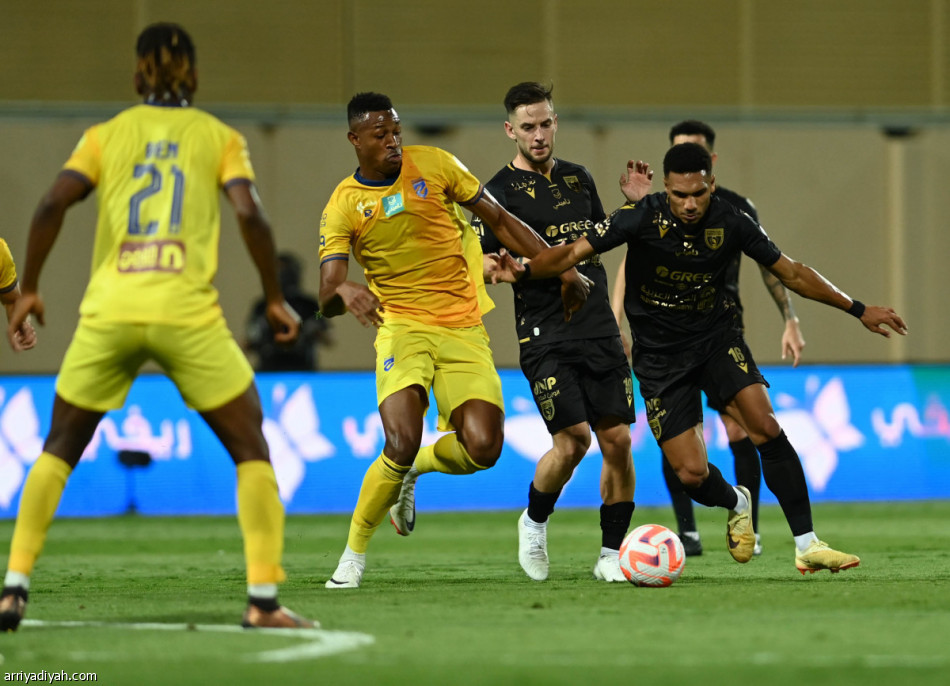 التعاون يزاحم على القمة بثلاثية الحزم