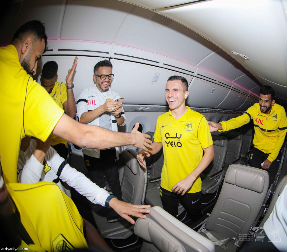 في الجو..
طرب وممر شرفي