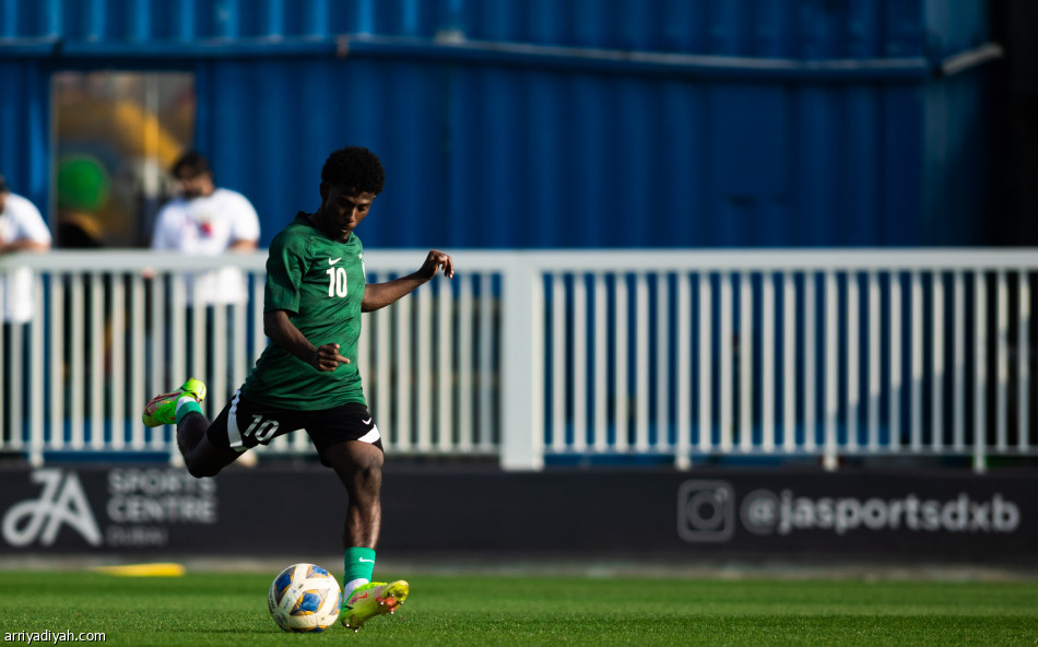 أخضر الناشئين يدشن معسكر الإمارات