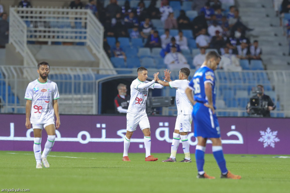 الهلال يترنح.. ويسقط أمام الفتح