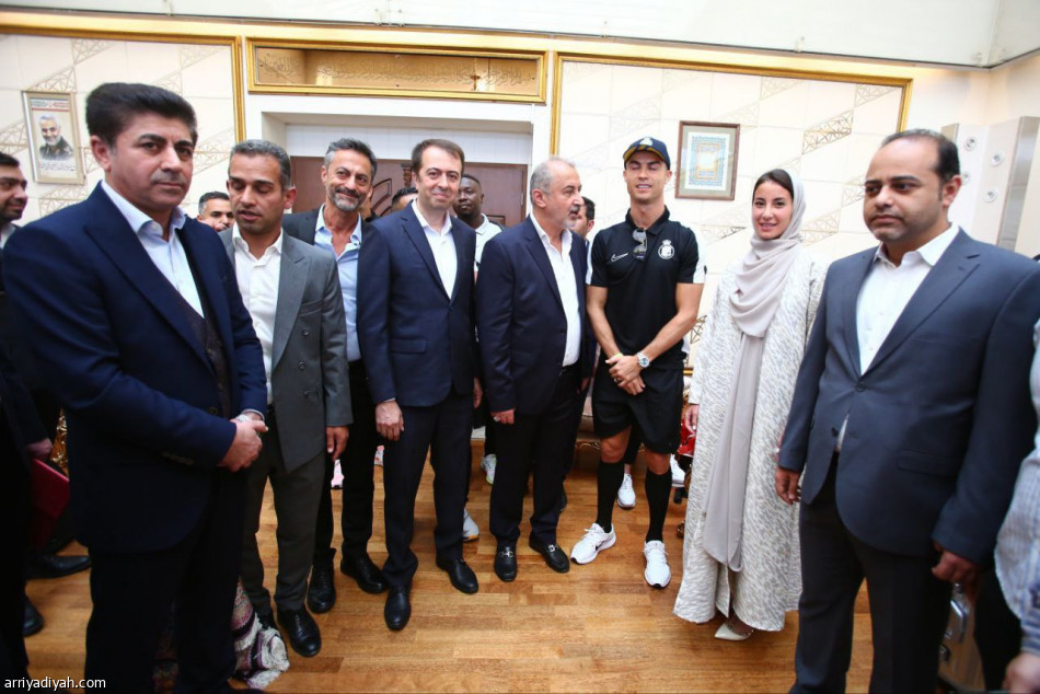 الإيرانيون يستقبلون رونالدو وماني  بـ«السجاد الفاخر»