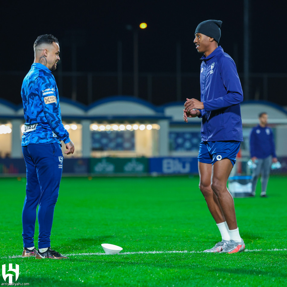 الهلال يطبق خطة أبها.. وإيجالو يلامس الكرة