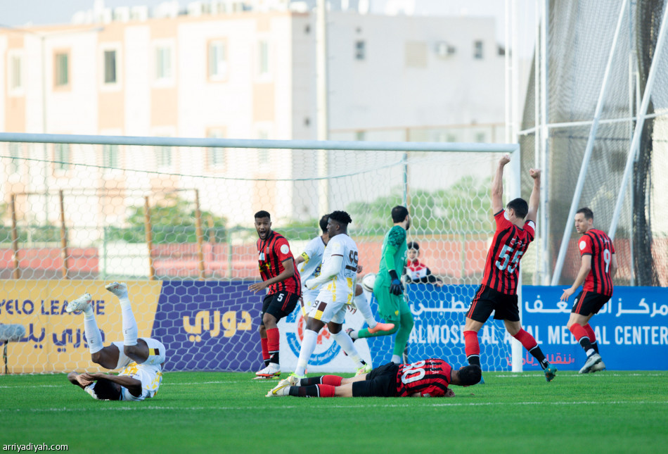 الرياض يعمق جراح أحد في«يلو»