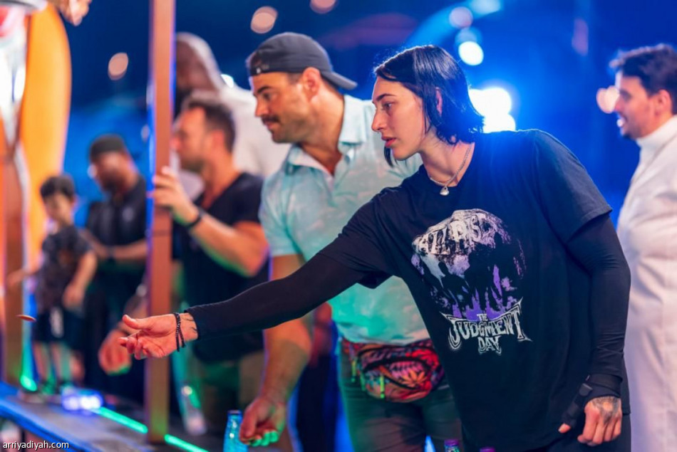 نجوم  «WWE» يتجولون في منطقة «سيتي ووك»