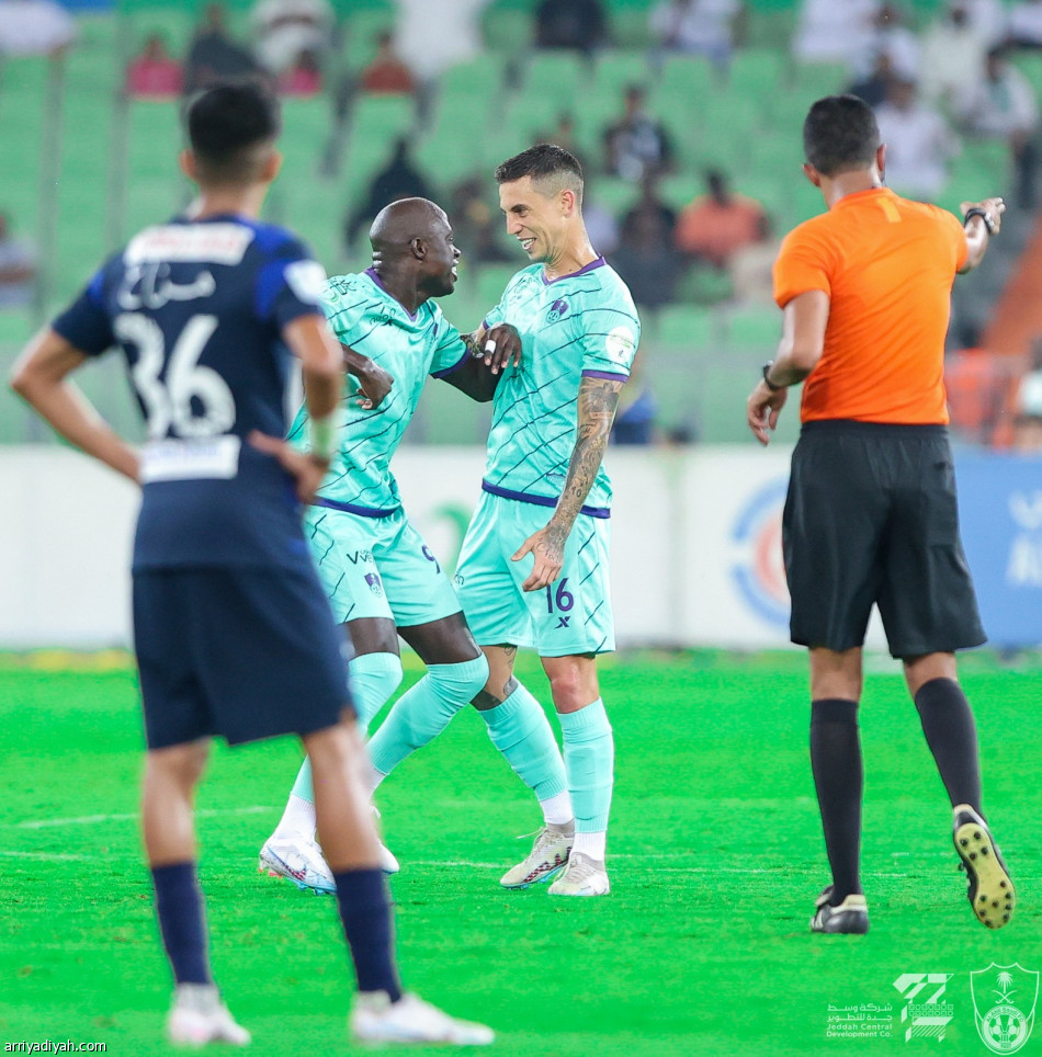 الأهلي يزاحم صدارة الحزم بنقاط جدة