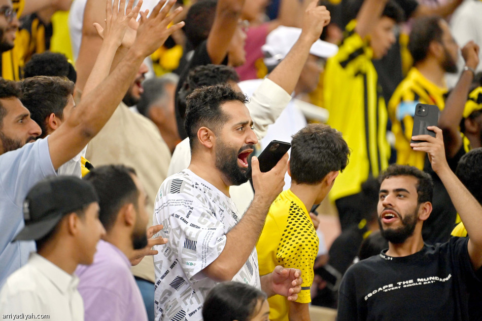 رومارينيو.. 
يضيف الرأسي الـ 11