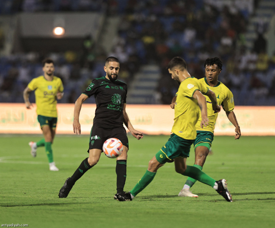 الأهلي يعبر الخليج بثلاثية