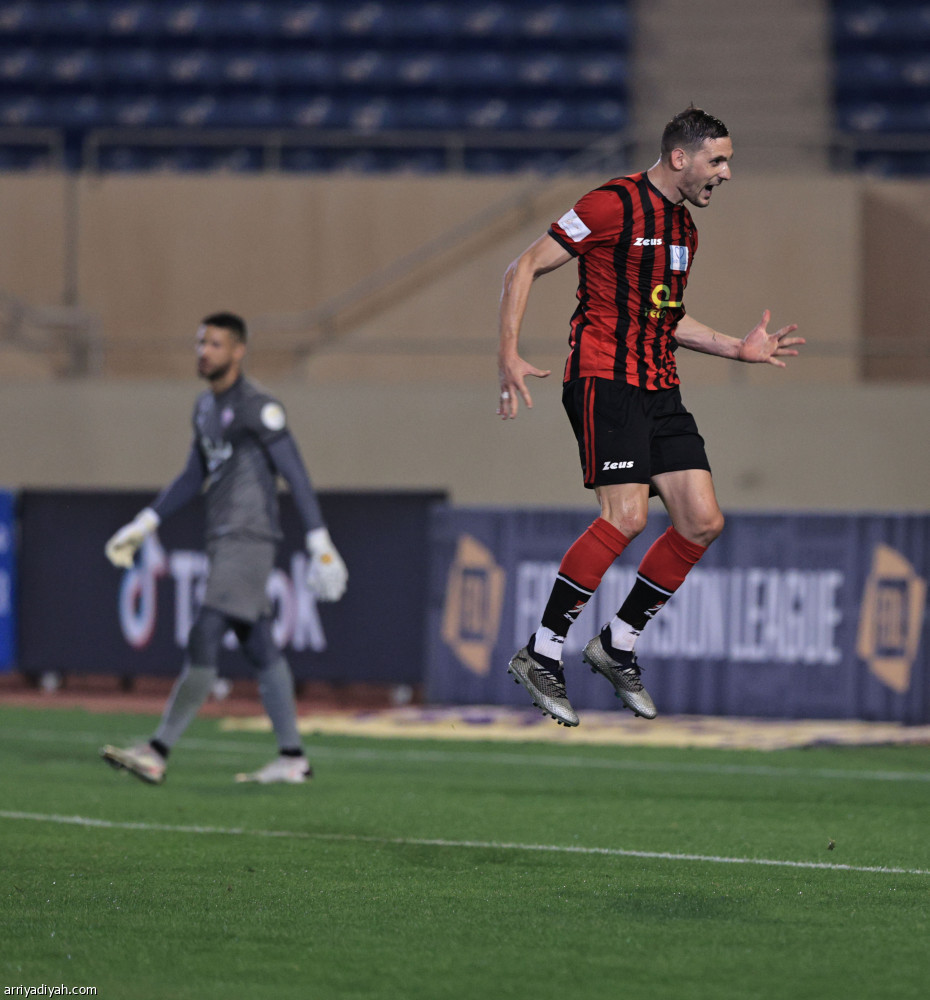 الرياض يحبط الساحل  بـ«هاتريك قاتل»