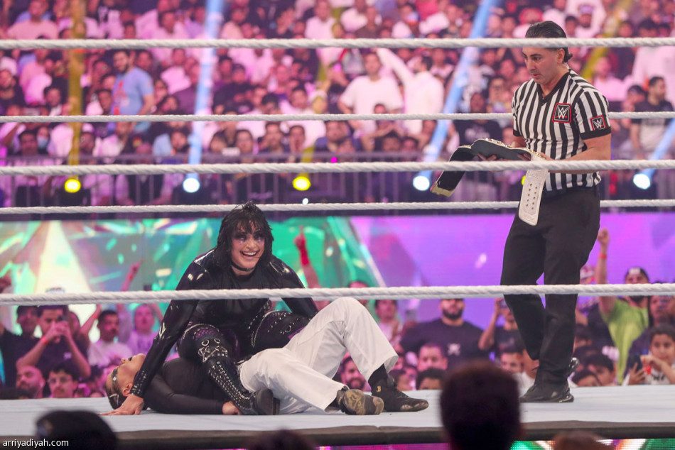 زعيم القبيلة
يتمسك بلقب WWE