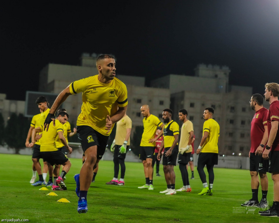 قبل الكلاسيكو.. بنزيما يشارك في التدريبات