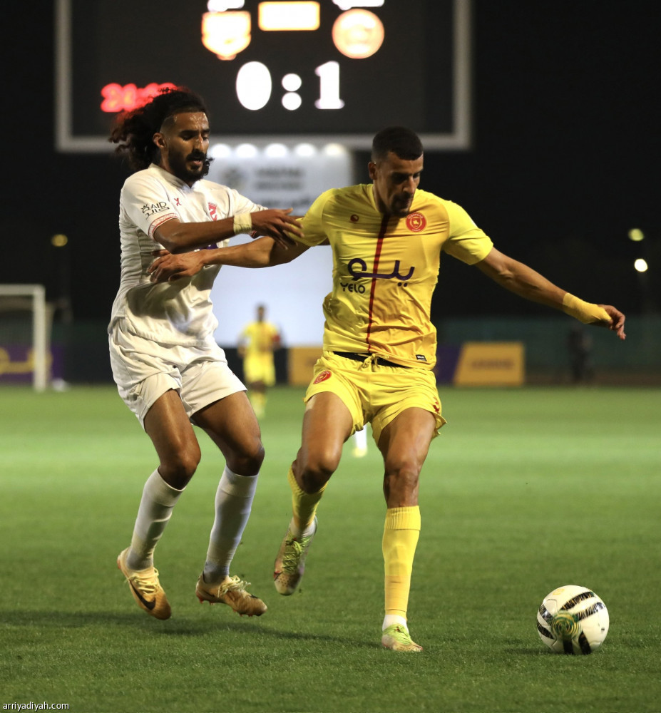 القادسية يفرمل الحزم.. ويقدم هدية إلى الأهلي